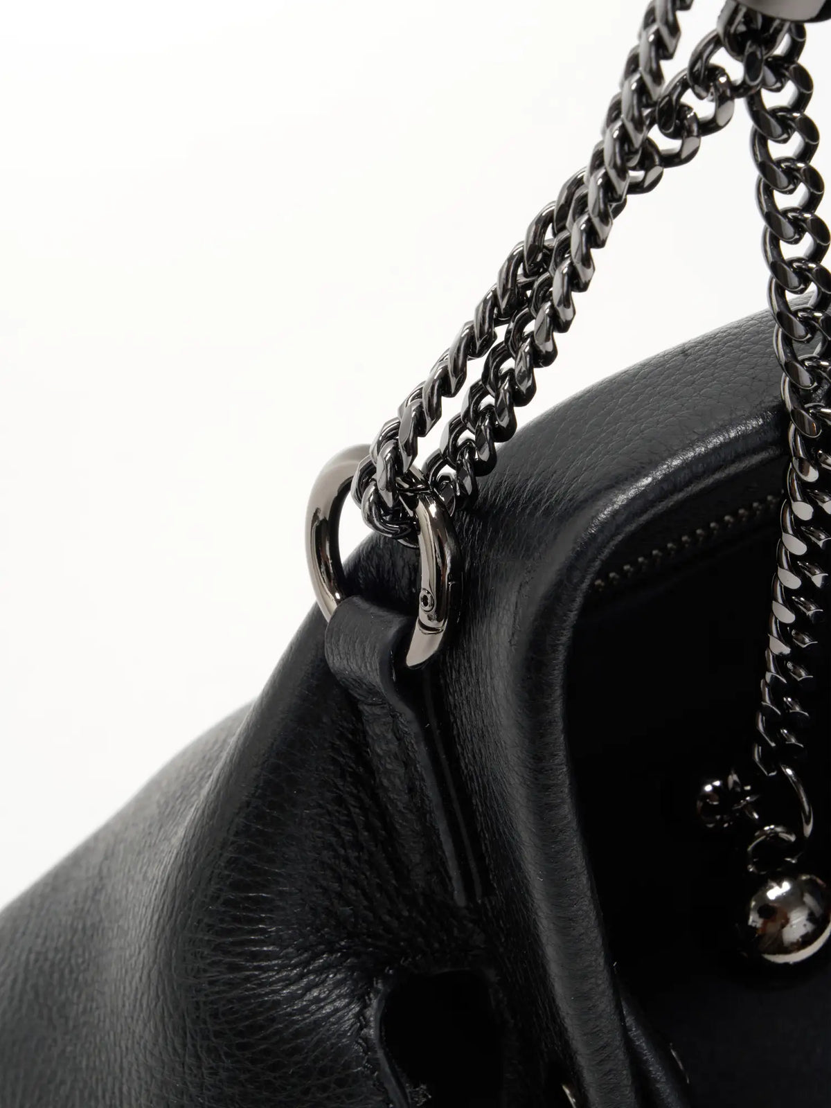 spherical chain ends detail of The Planet Chain Baguette - Pebbled Black