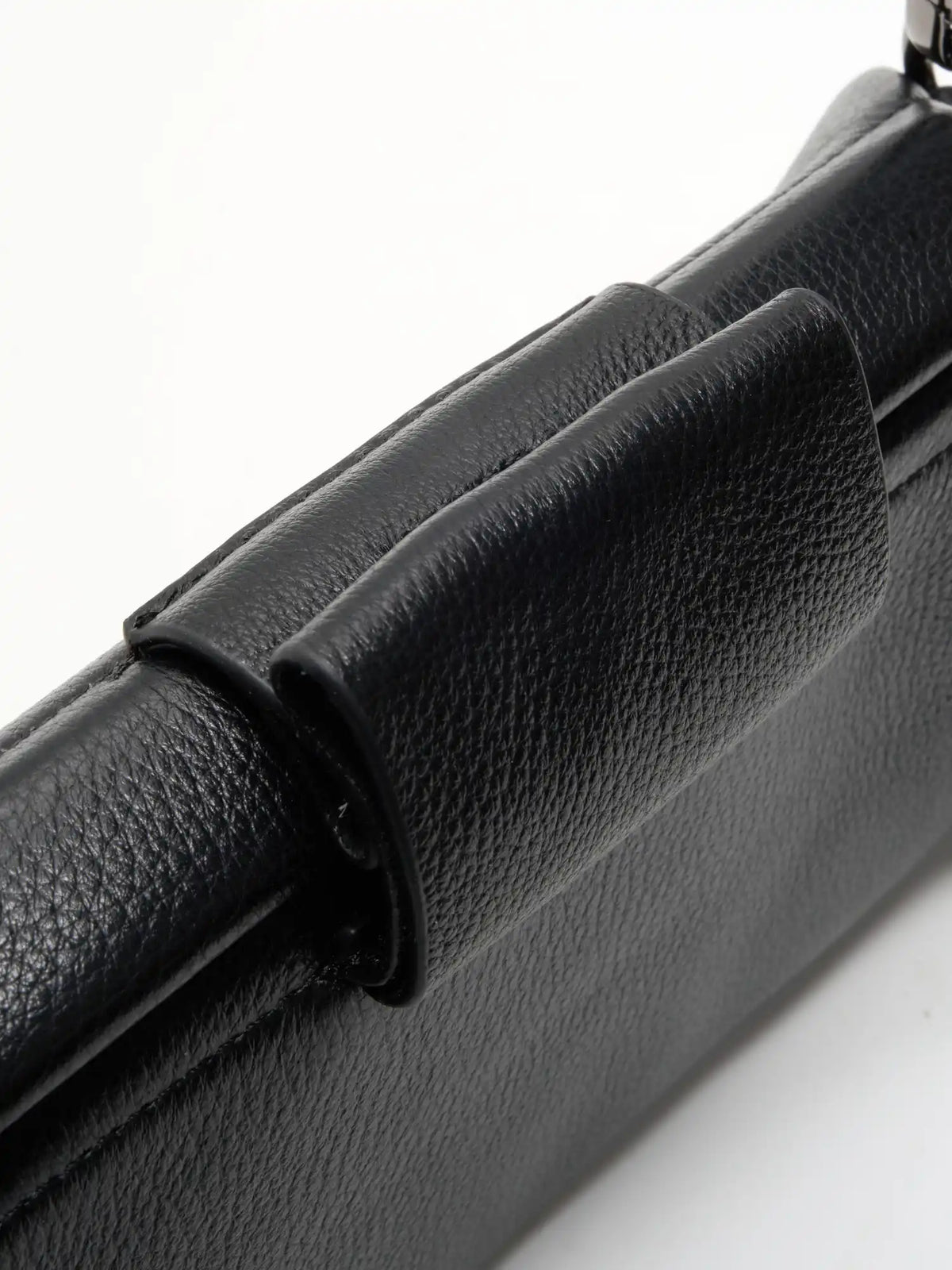 magnetic tab detail of The Planet Chain Baguette - Pebbled Black