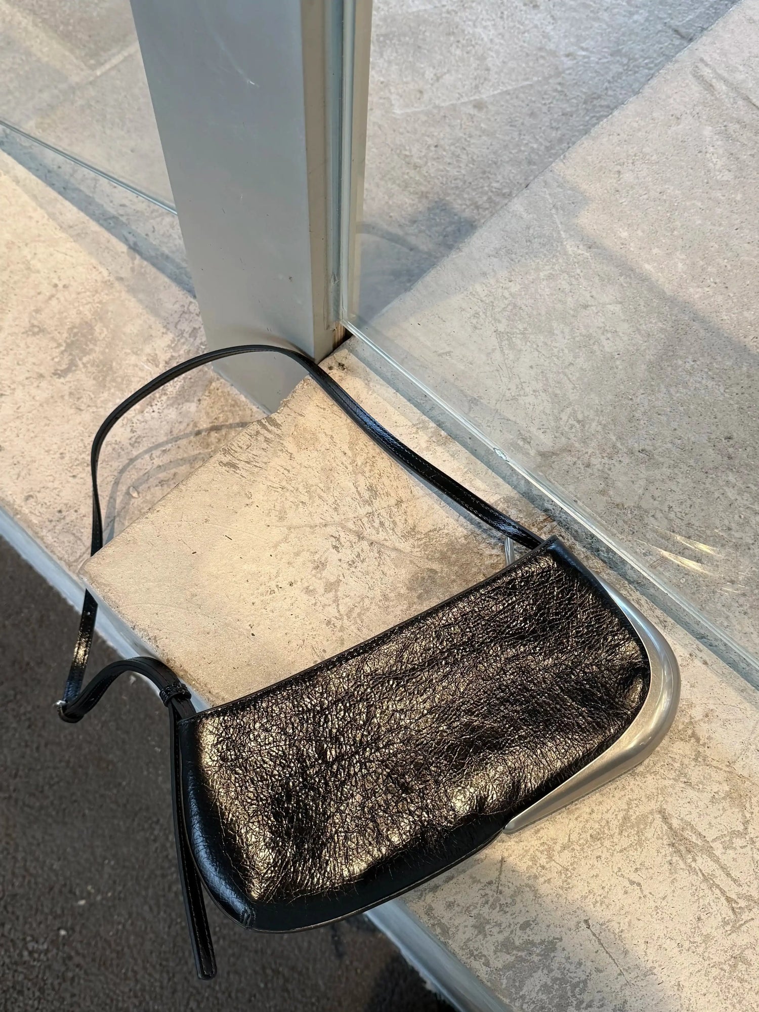 The Avant Metal-Corner Baguette · Black