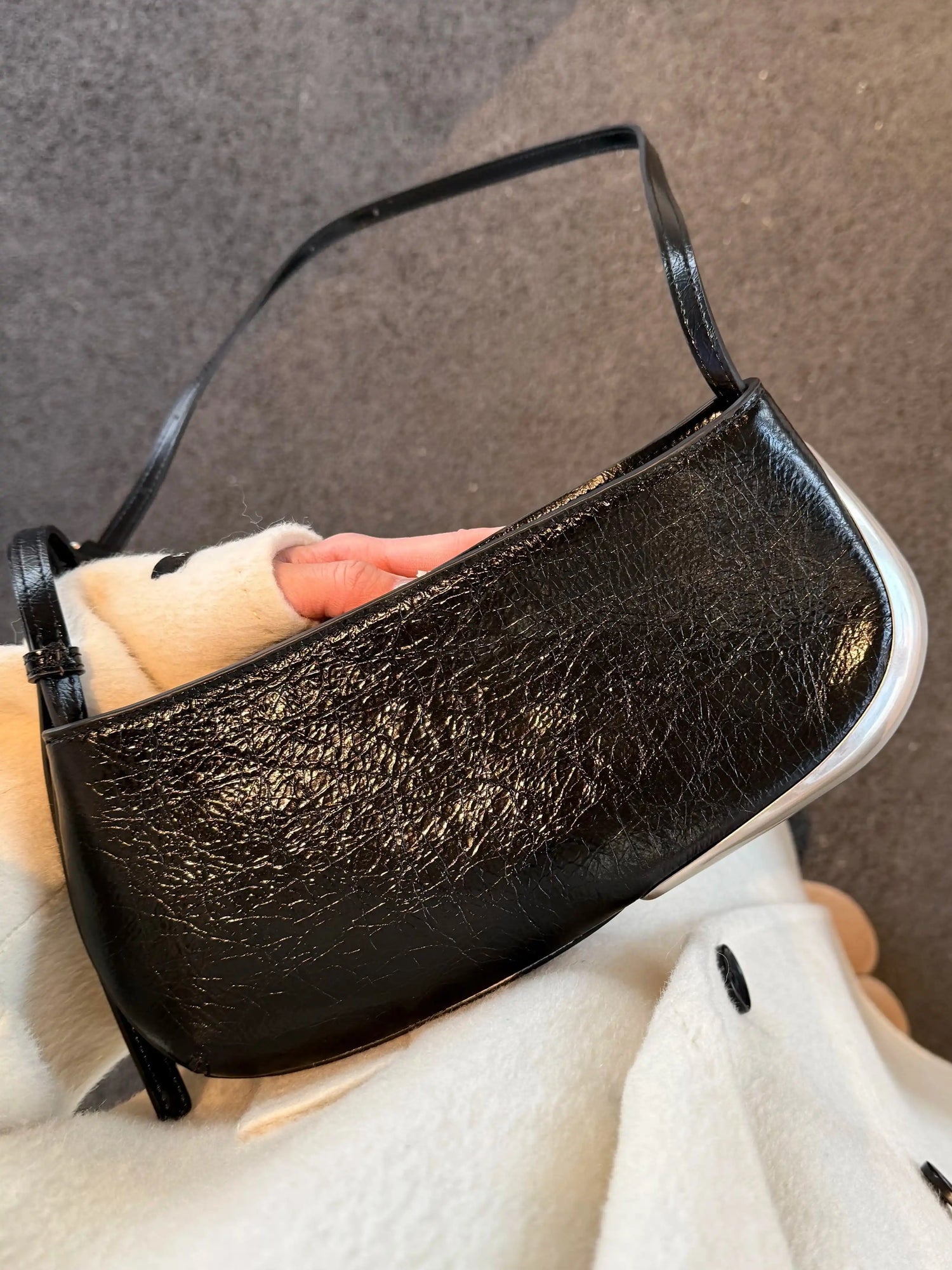 The Avant Metal-Corner Baguette · Black