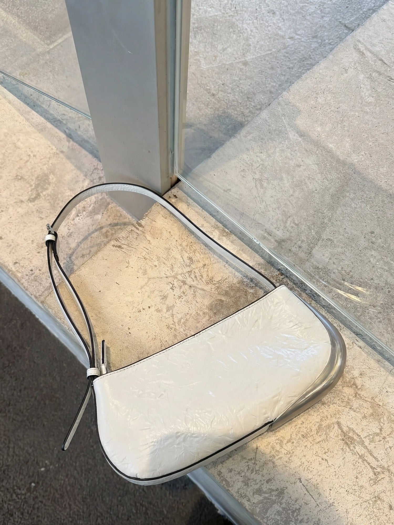 The Avant Metal-Corner Baguette · White